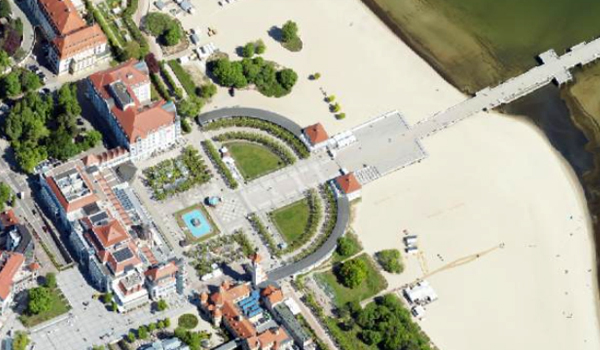 Widok lotniczy sopockiego molo, plaży i nadmorskiej zabudowy